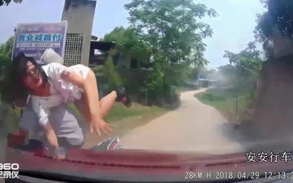 Đấu đầu ôtô, người phụ nữ trên xe máy nhảy bắn xuống đất