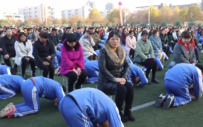 Trường Trung Quốc bị chỉ trích vì để học sinh quỳ lạy bố mẹ