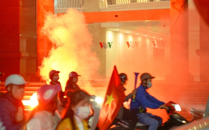 Đường phố Hà Nội rực pháo sáng ăn mừng Việt Nam nhất Bảng AFF Cup