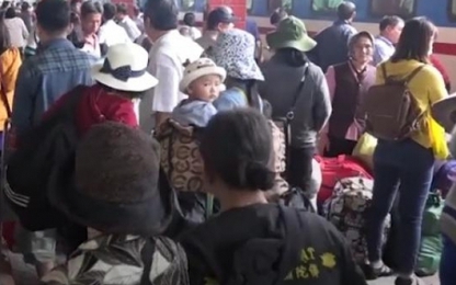 Hàng nghìn hành khách vạ vật ở ga Nha Trang vì đường sắt tê liệt
