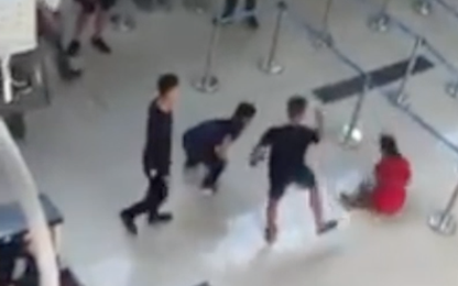 Cận cảnh sự hung hãn của 3 thanh niên tấn công nhân viên hàng không