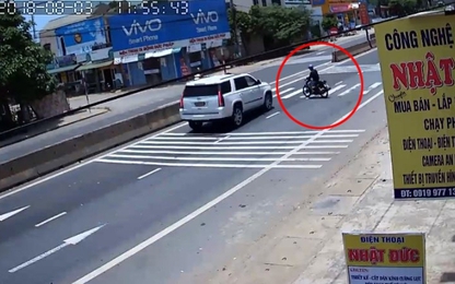 Clip: Xe máy sang đường ẩu khiến ô tô gặp nạn kinh hoàng