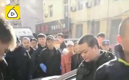 Không dừng lại giải quyết va chạm, nữ tài xế bị lôi khỏi xe