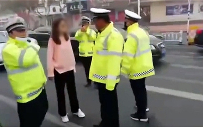 Nữ tài xế Audi cởi áo khoác, đánh cảnh sát giữa đường