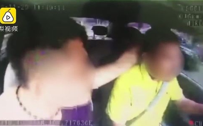 Hành khách túm tóc tài xế taxi bắt chạy nhanh