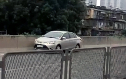 Toyota Vios đi lùi gần một km trên đường vành đai ba trên cao