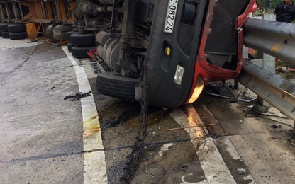 Kon Tum: Lật xe ở đèo Lò Xo, phá cabin cấp cứu 2 người