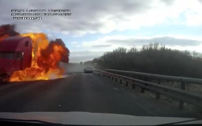Xe container bốc cháy sau cú đấu đầu ôtô con
