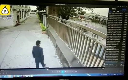 Ôtô đâm vào cổng, hất bay nhân viên bảo vệ