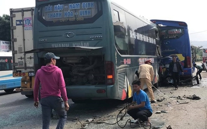 Nghệ An: Quốc lộ 1 ùn tắc do 2 xe khách đâm nhau