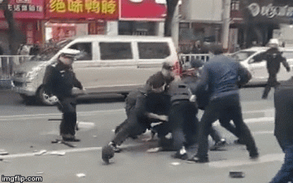 Cảnh sát Trung Quốc hạ gục kẻ cướp xe buýt tông chết 8 người