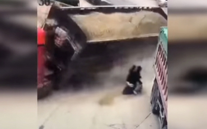 Lật khi vào cua, xe tải chở cát suýt đè bẹp hai người