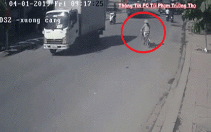 Một phút bất cẩn, người phụ nữ đi xe đạp gặp tai nạn thương tâm