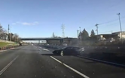 Siêu xe Ferrari gặp nạn khi chạy đua trên đường cao tốc Nhật Bản