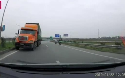 Bắt gặp cảnh xe container đi ngược chiều trên cao tốc Hà Nội-Bắc Giang