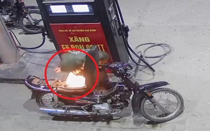 Nam thanh niên bật lửa "soi bình xăng" khiến xe máy bốc cháy dữ dội