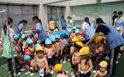 Trường mẫu giáo ở Nhật Bản cho học sinh cởi trần gây tranh cãi