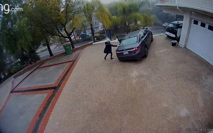 Nữ tài xế quên kéo phanh tay, xe sang Lexus lao xuống dốc