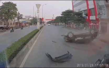Tông vào lề đường, ô tô lật ngược kinh hoàng như phim hành động
