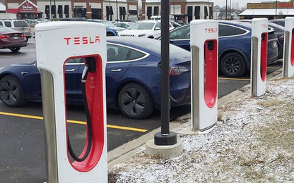 Thời tiết quá lạnh, người dùng xe hơi điện Tesla tại Mỹ méo mặt