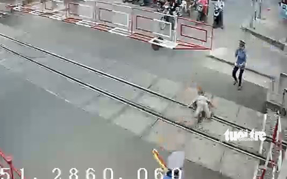 2 nữ nhân viên gác chắn cứu cụ bà trong 2s trước mũi tàu hỏa