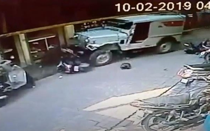 Clip: Hai mẹ con thoát chết khi bị cuốn vào gầm xe 'điên'