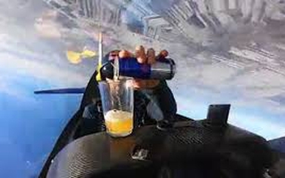 Phi công vừa nhào lộn ngoạn mục, vừa rót nước tăng lực giữa trời