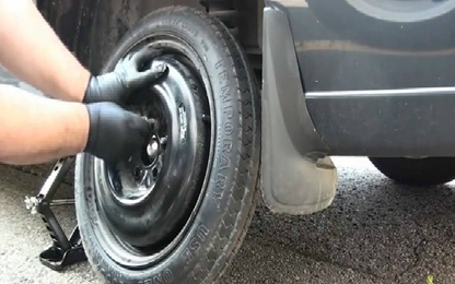 Hướng dẫn thay lốp giữa đường