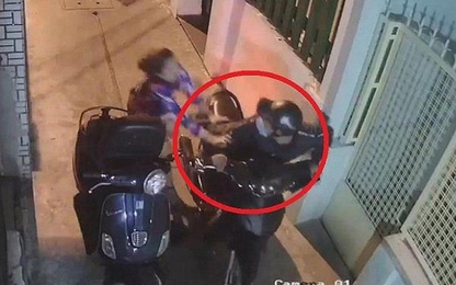Cố giằng lại ví tiền, cô gái trẻ bị tên cướp đạp ngã sõng soài