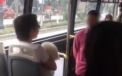 Bị nhắc vì mang chó lên xe buýt, người đàn ông quát tháo phụ xe