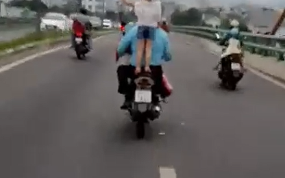 Clip: Người đàn ông để bé gái đứng trên yên xe phóng vù vù