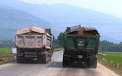 "Binh đoàn" xe chở đất, cát vi phạm trên QL14B, thản nhiên "qua mặt" CSGT