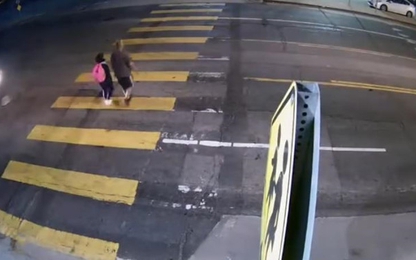 Bố cứu con gái thoát khỏi 'xe điên' trong tích tắc