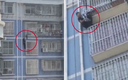 Thót tim cảnh “giải cứu” bé trai lơ lửng ngoài ban công ở Trung Quốc