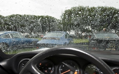 Mẹo hay xử lý mờ kính, nhòe gương khi lái xe ô tô trời mưa