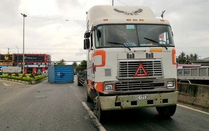 Thót tim cảnh container ôm cua suýt đè bẹp xe máy