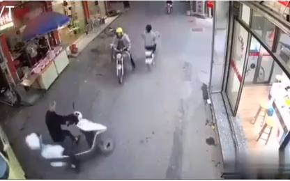 Cú quay đầu 'thiên tài' của tài xế xe tay ga