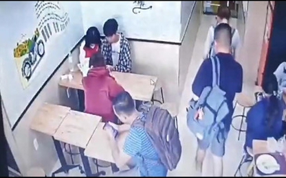Mải lướt web, cô gái bị trộm balo ngay trong cửa hàng tiện lợi