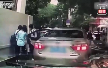 Mở cửa hất ngã học sinh, người trên ôtô không lời xin lỗi