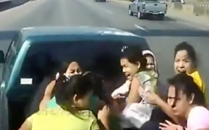 Gần chục cô gái bay khỏi thùng xe bán tải khi bị đâm từ sau