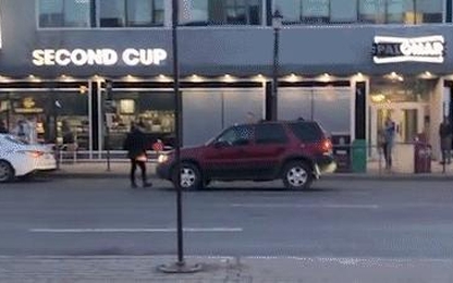 Hãi hùng người đàn ông cầm can xăng đốt ô tô trên phố