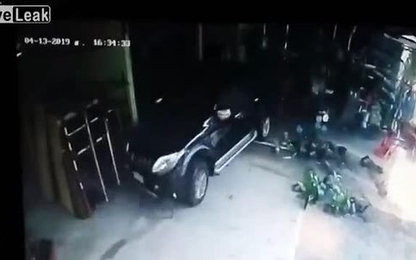 Tài xế say rượu đâm thẳng xe bán tải vào cửa hàng tạp hóa
