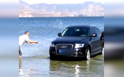 Tài xế Audi mang xe ra bờ biển để rửa
