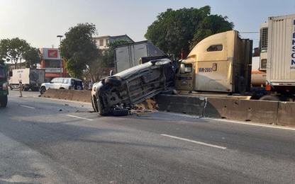 Hà Tĩnh: Xe container đâm liên hoàn vào 3 ôtô đang dừng đèn đỏ