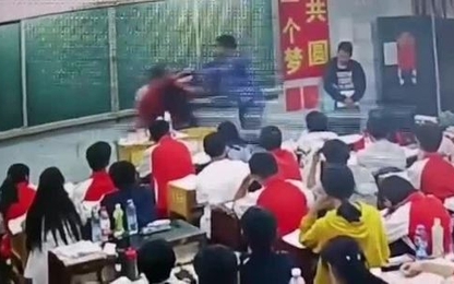 Thầy giáo Trung Quốc hành hung hai nam sinh trước lớp