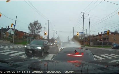 Ôtô dừng đèn đỏ bị xe ngược chiều đâm thẳng vào đầu