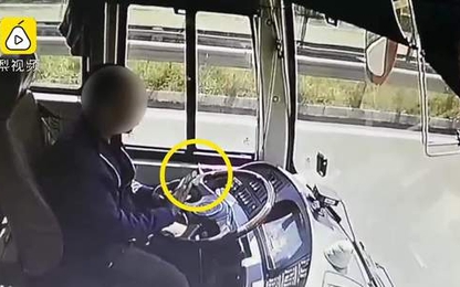 Tài xế xem điện thoại khiến xe khách húc thẳng đuôi xe tải