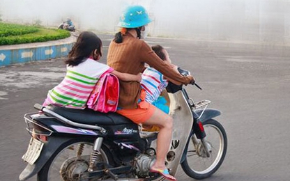 Chở trẻ đi xe máy, phụ huynh tuyệt đối đừng chủ quan!