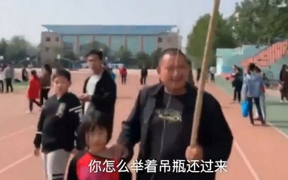 Con truyền dịch, ông bố Trung Quốc vẫn bắt tham quan trường top