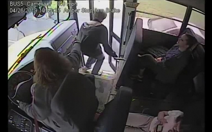 Nữ tài xế xe buýt túm áo cứu thiếu niên thoát chết